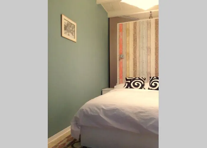 Pet friendly Valletta Art House - Retro Bordello