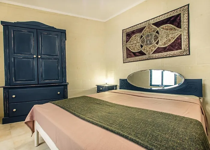 Pet friendly 'Feel@Home' Xlendi Retro Designer Apt 30Sec From Beach