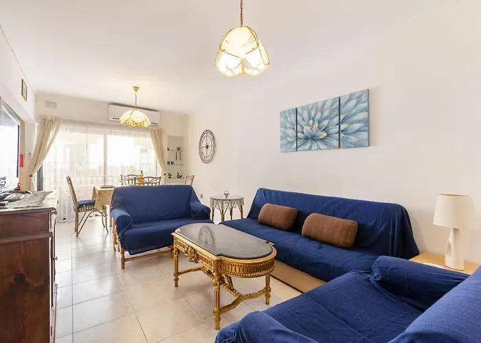 Pet friendly Isa1-Seaside 3 Bedroom Spacious Apt Great Location St. Paul's Bay