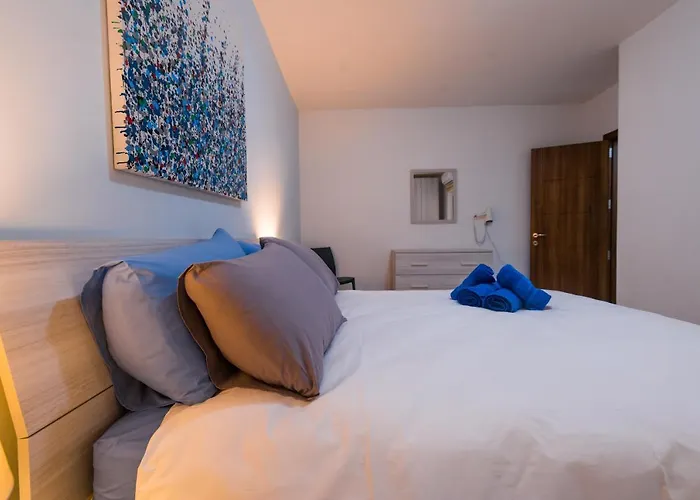 Pet friendly Sh5A-Qawra Prime Location 2 Bedroom Apartment St. Paul's Bay