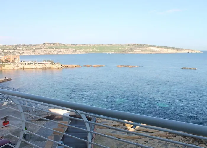 A Seafront Home Away From Home St. Paul's Bay