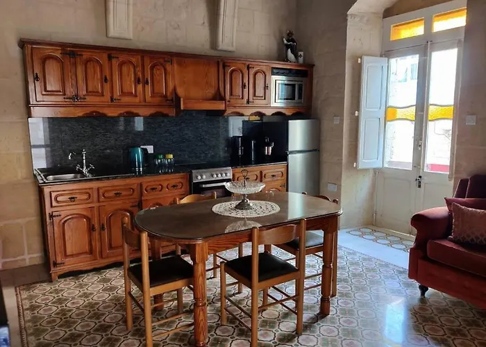 Cozy Corner House In Valletta - Authentic!