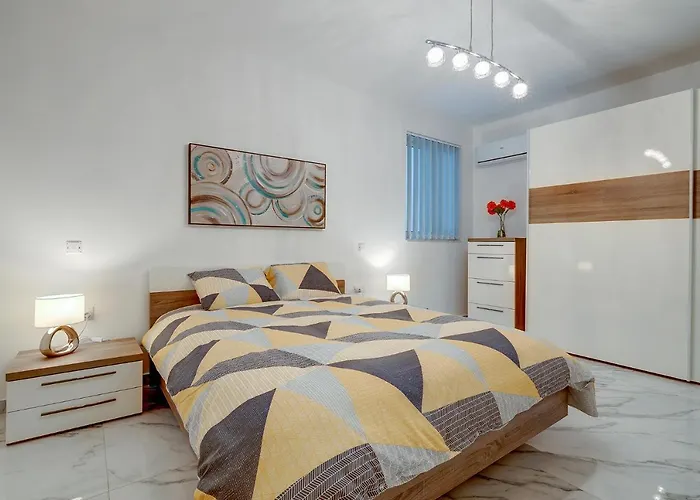 Pet friendly Cosy Apartment Steps To St George'S Bay Saint Julian's