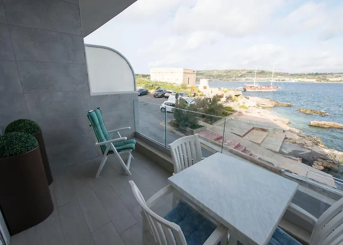 Beachfront Seaview Haven: Malta's Coastal Retreat Mellieha