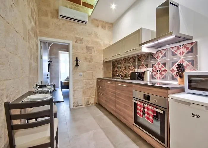Pet friendly Old Lodge Apartment 1 By Vallettastay