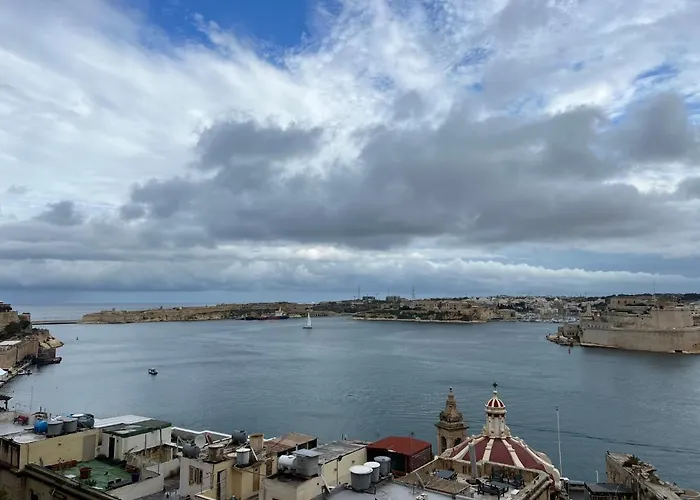 Pet friendly Valletta Harbour View Apartment