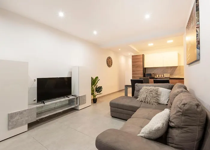 Pet friendly Golden Flat In San Pawl-Hosted By Sweetstay St. Paul's Bay