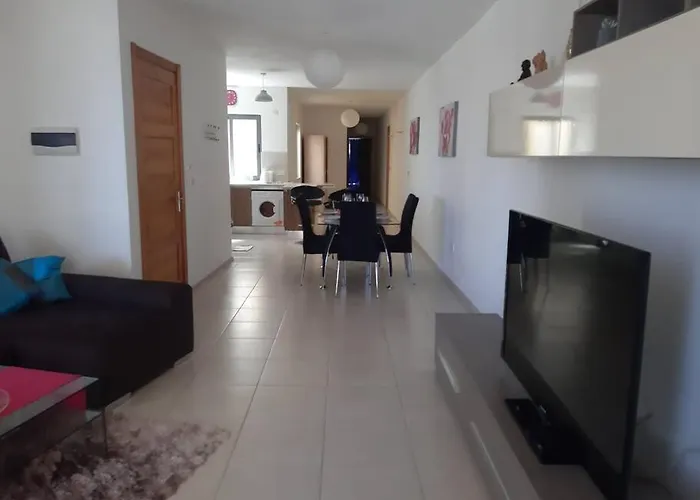 Pet friendly Lovely Two Bedroom Apartment St. Paul's Bay