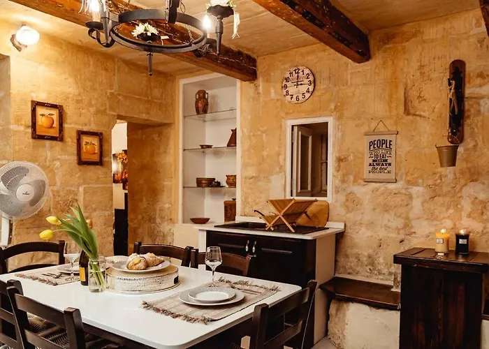 Pet friendly Enchanting 2Bdr Townhouse In Valletta Centre!