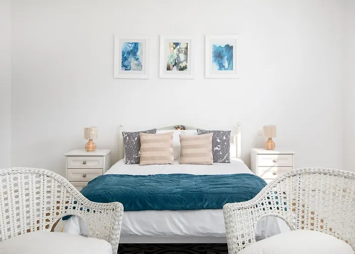 Chic, Stylish Traditional Townhouse With Terrace - St. Paul'S Bay