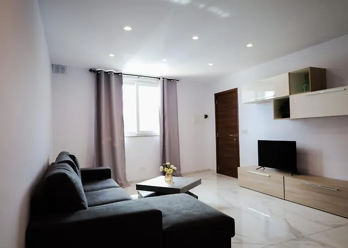 Pet friendly Spacious Deluxe Seaside Escape St. Paul's Bay