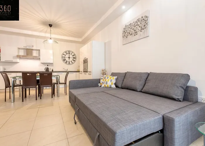 Pet friendly Wonderful, Designer 2Br Home With Large Sofa & Tv By 360 Estates Saint Julian's