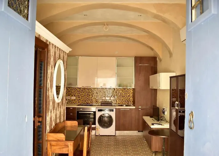 Pet friendly City Centre Pied-A-Terre Near Food Market And Walking Distance To Bus Terminus Valletta