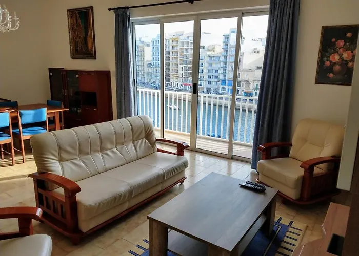 San Julians Room With Shared Bathroom