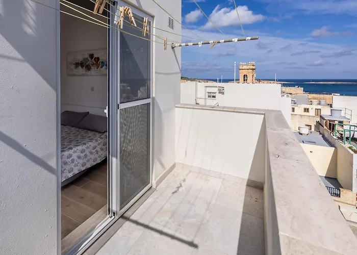 Pet friendly St Paul'S Bay New Modern Penthouse 2 Minutes From Beach Seascape Stays