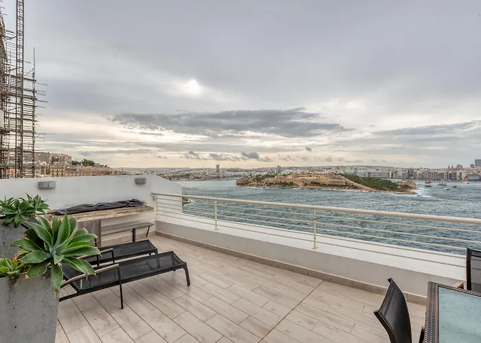 49/3 Seafront Duplex Penthouse In Valletta