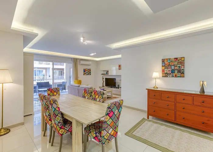 Pet friendly Seacrest - Large 3 Bedroom Apartment St. Paul's Bay