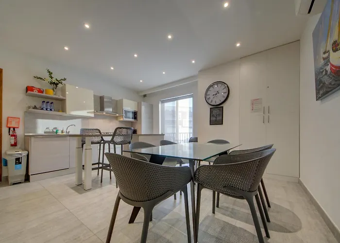 Pet friendly Rear Find -Top Floor 3Br Unit With Common Pool And Close To The Beach By Sf Homes St. Paul's Bay