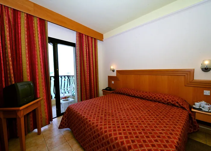 Xlendi hotels near Carolina Cave