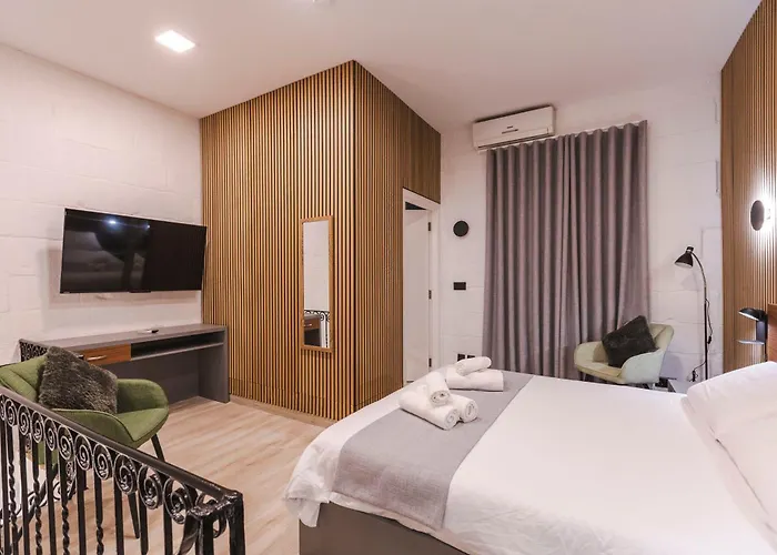 Pet friendly Gb Suites - Triplex Apartment Valletta